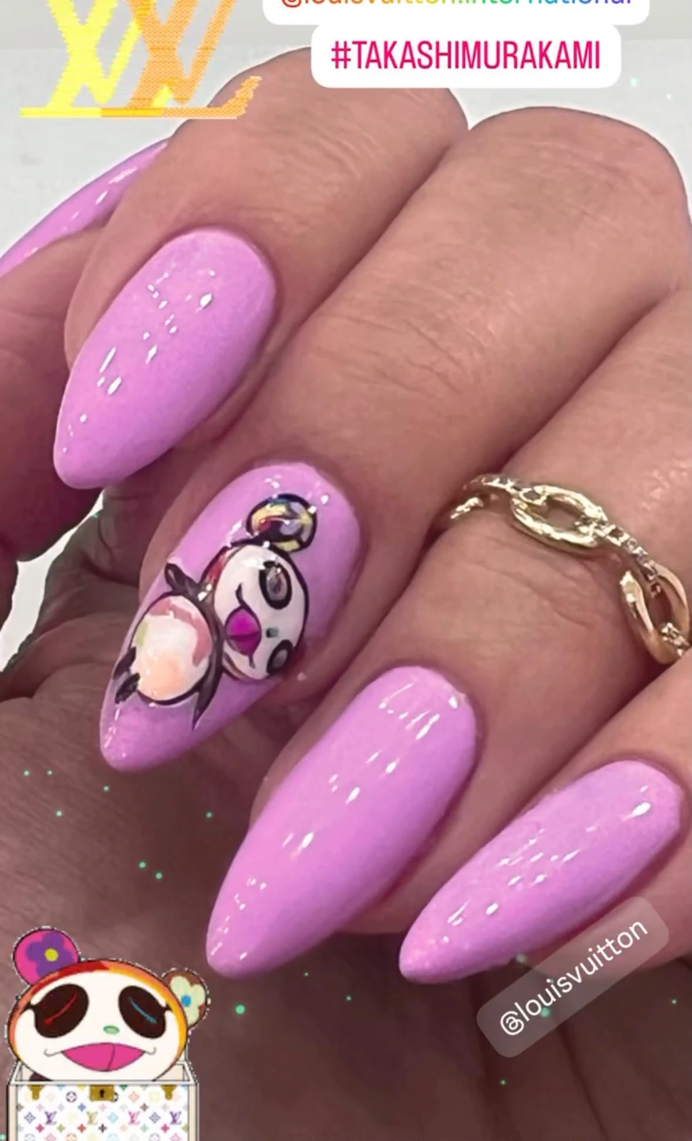 Diseño de uñas rosa con ilustración pop