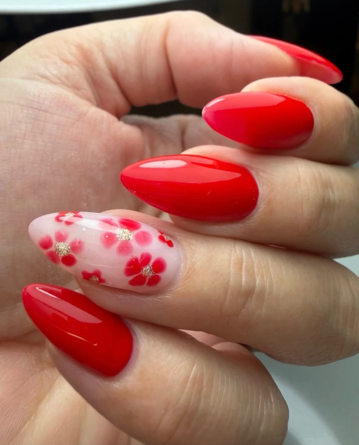 Manicura roja con flores decorativas