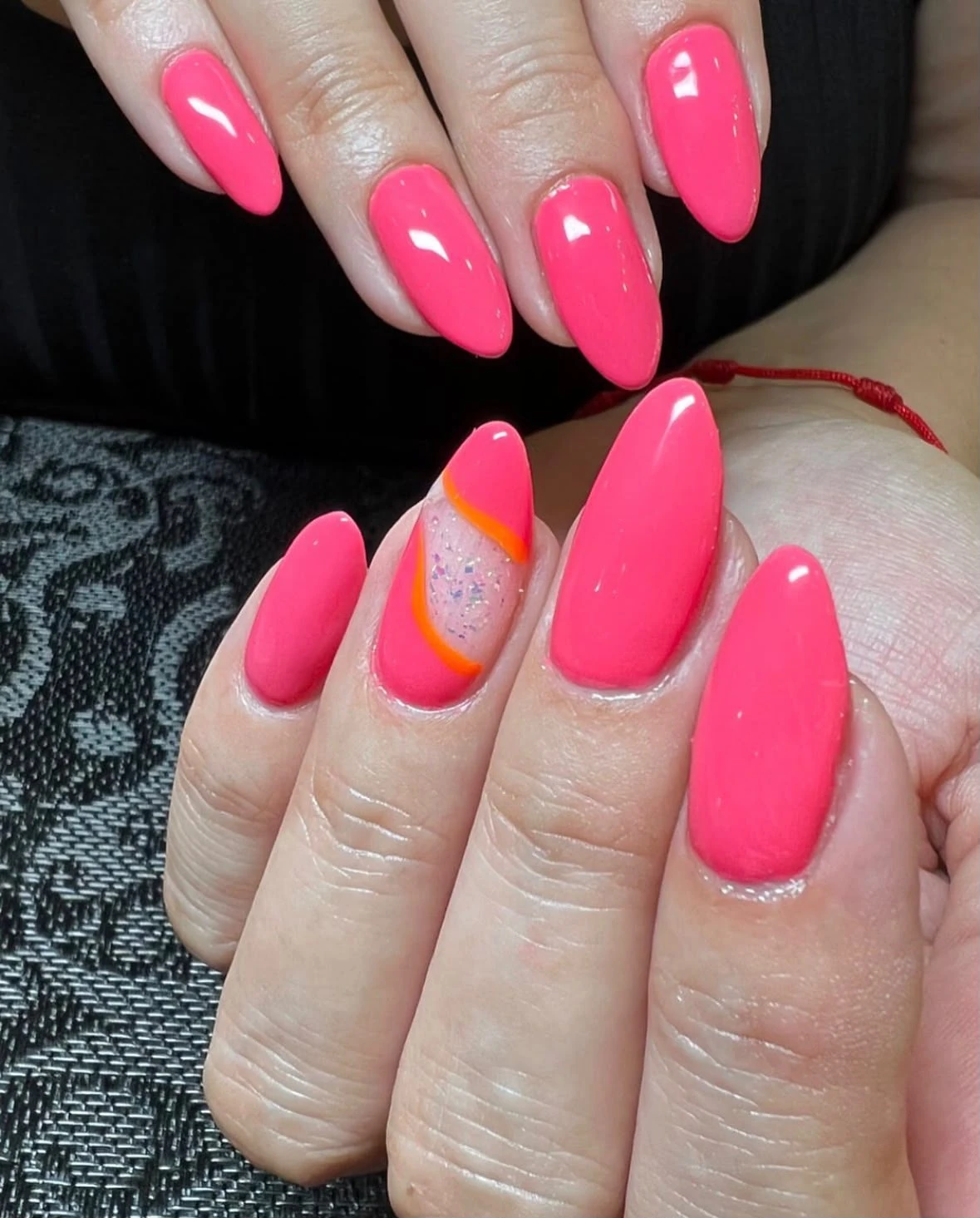 Manicura rosa neón con detalle naranja